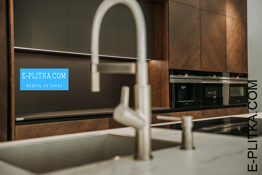 Коричневая кухня «Madeira» c островом