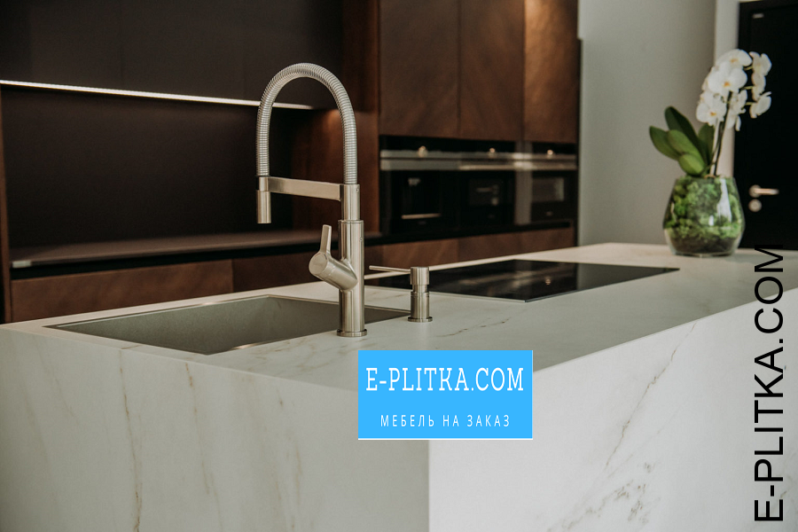 Коричневая кухня «Madeira» c островом