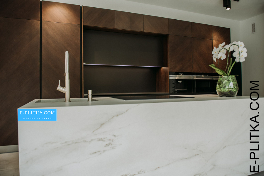Коричневая кухня «Madeira» c островом