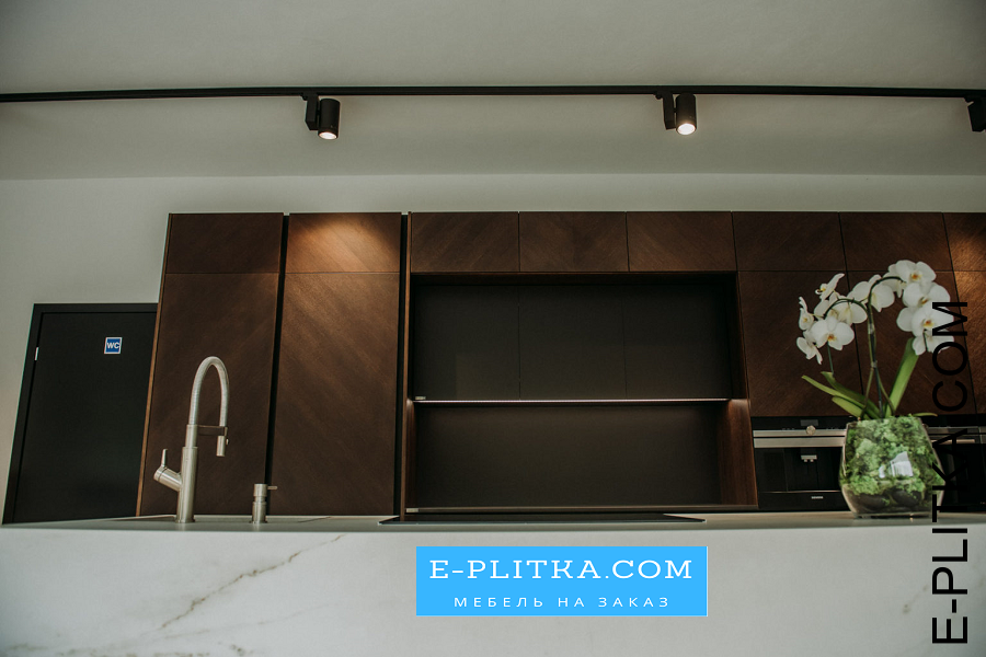 Коричневая кухня «Madeira» c островом