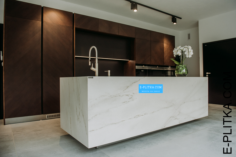 Коричневая кухня «Madeira» c островом