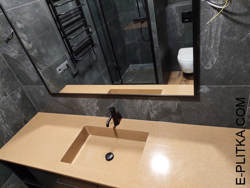 Стільниця у ванну з вбудованим умивальником виготовлена за індивідуальним замовленням, розміри та матеріали можна змінювати. Розрахувати вартість стільниці з раковиною, під габарити вашої ванної кімнати.