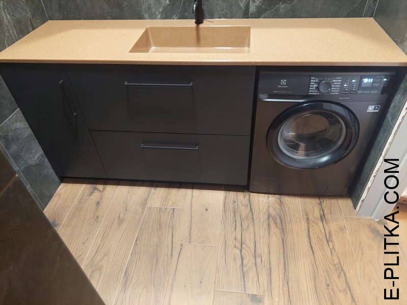 Столешница для ванной со встроенным умывальником изготовлена по индивидуальному заказу, размеры и материалы можно изменять. Рассчитать стоимость столешницы с раковиной, под габариты вашей ванной комнаты.