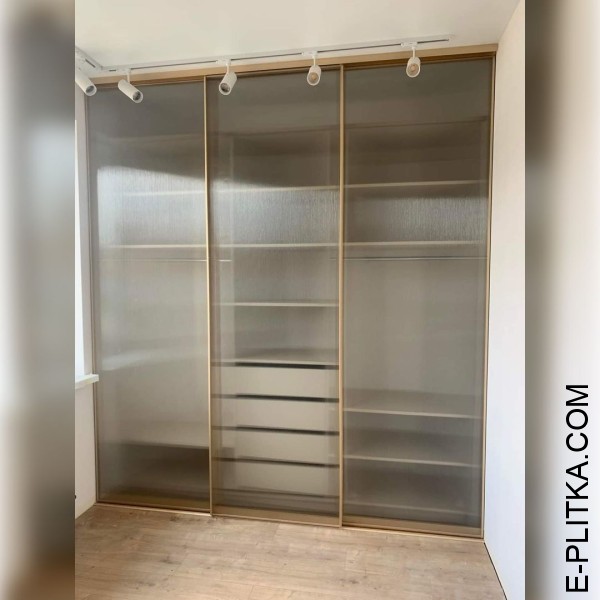 Скляна шафа-купе у профільній системі під золото