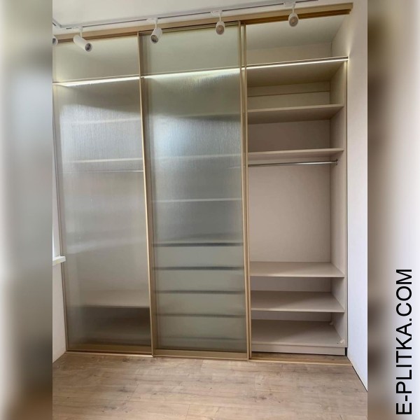 Изготавливаем стильные шкафы в Киеве под заказ комфортных размеров и по индивидуальному дизайн-проекту. Встроенная модель стеклянного шкаф для спальни с раздвижными дверями в золотой раме. ЗВОНИТЕ ☎️ (063) 641 35 65 ✔️ Выбирайте наше качество и красивый с