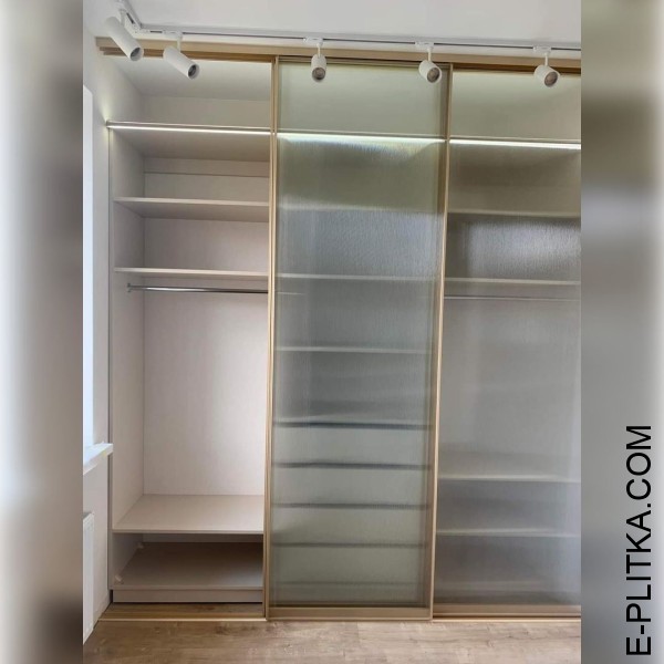 Скляна шафа-купе у профільній системі під золото