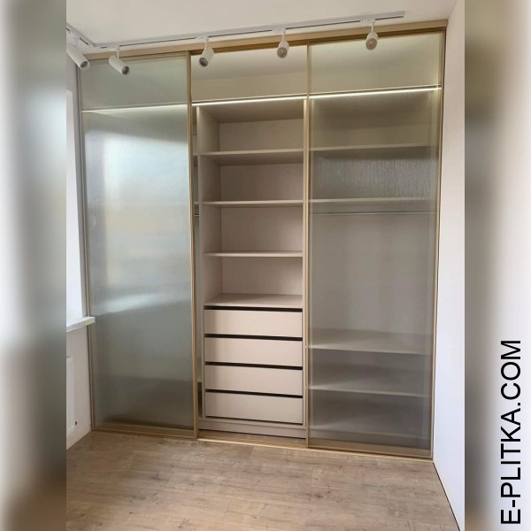 Скляна шафа-купе у профільній системі під золото