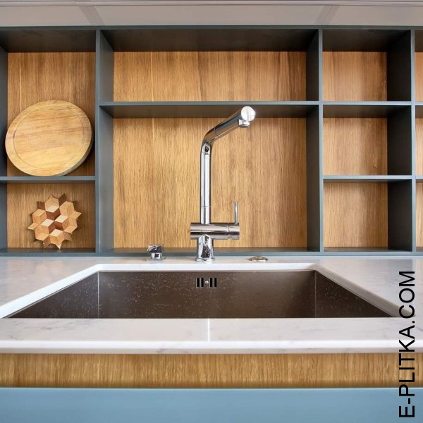 Кухня с нестандартным сочетанием голубого цвета с деревом