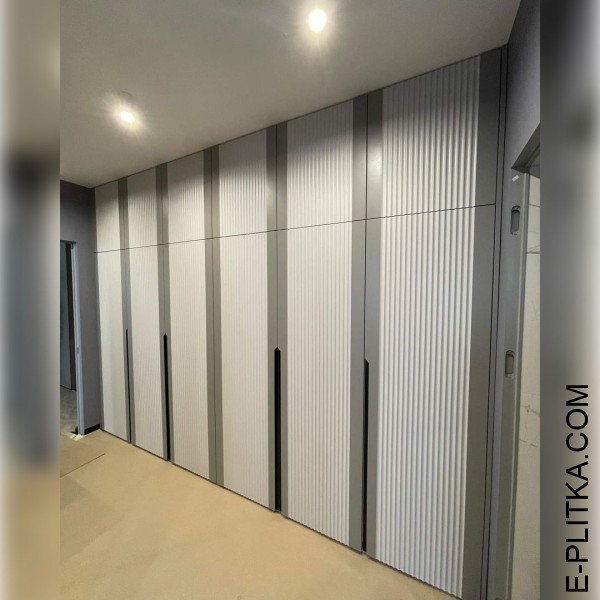 Большой шкаф в прихожую с распашными дверцами из МДФ