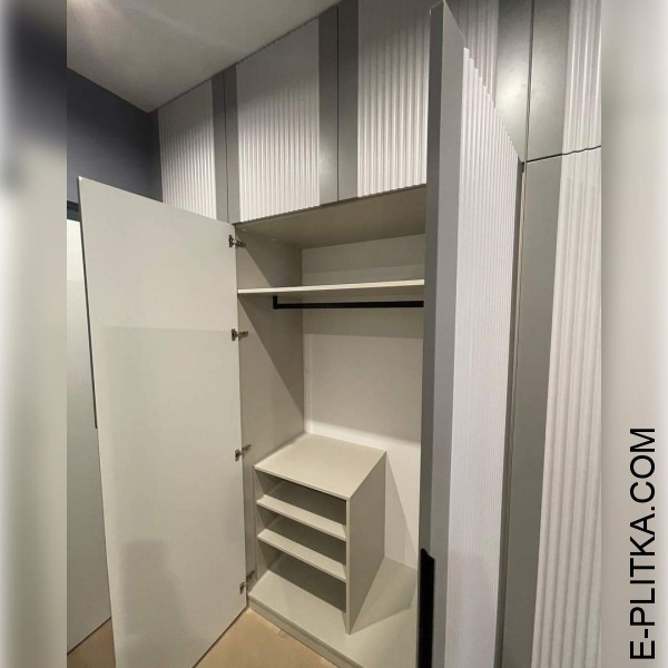 Большой шкаф в прихожую с распашными дверцами из МДФ