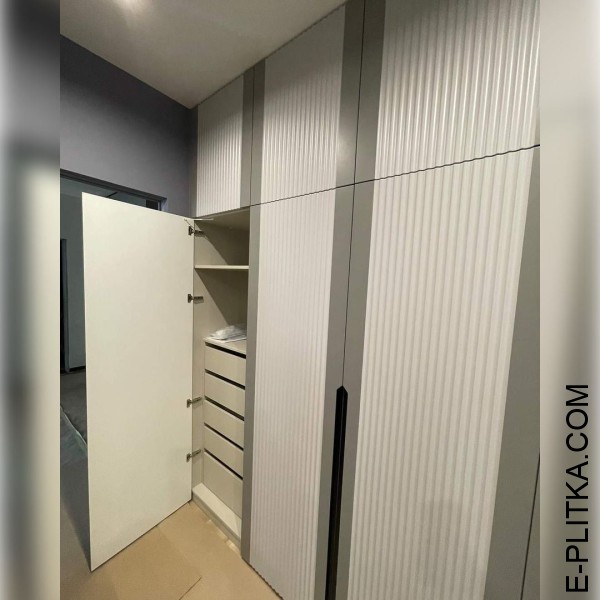 Большой шкаф в прихожую с распашными дверцами из МДФ