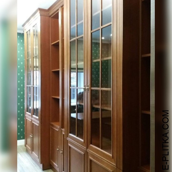 Книжкова шафа зі скляними дверима до заміського ділового кабінету.