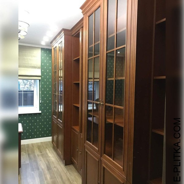 Книжкова шафа зі скляними дверима до заміського ділового кабінету.