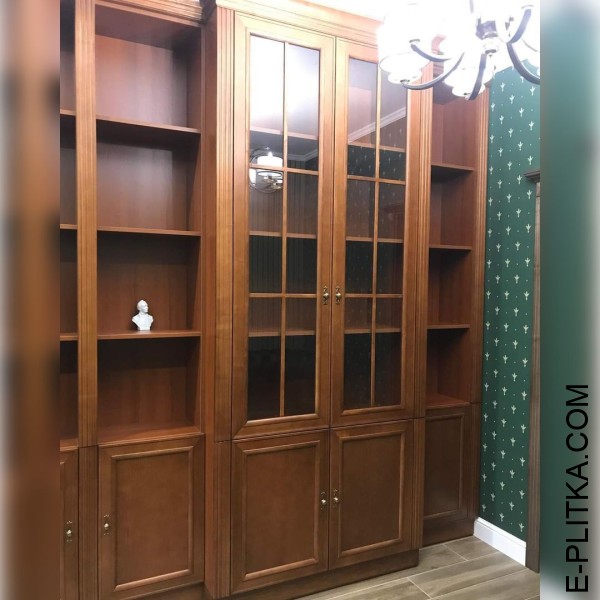 Книжкова шафа зі скляними дверима до заміського ділового кабінету.
