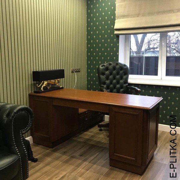 Книжкова шафа зі скляними дверима до заміського ділового кабінету.