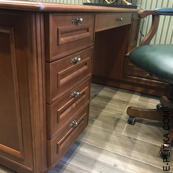 Книжкова шафа зі скляними дверима до заміського ділового кабінету.