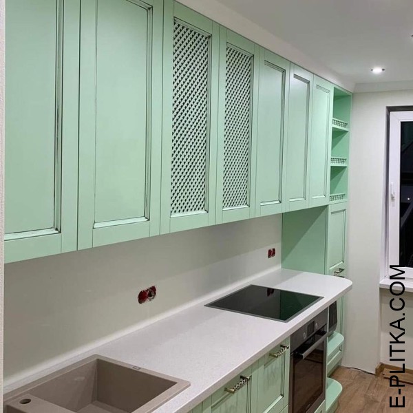 Кухня мятного оттенка в классическом стиле