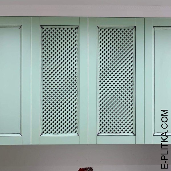 Кухня мятного оттенка в классическом стиле