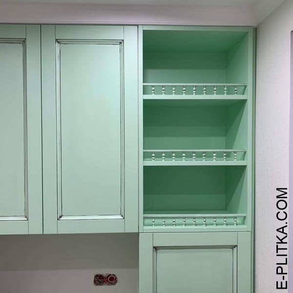 Кухня мятного оттенка в классическом стиле