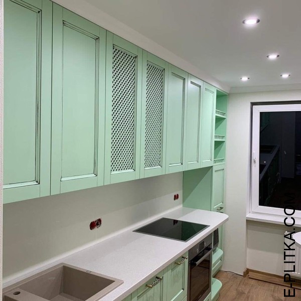 Кухня мятного оттенка в классическом стиле