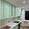 Кухня мятного оттенка в классическом стиле