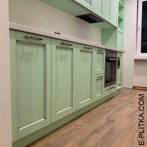 Кухня мятного оттенка в классическом стиле