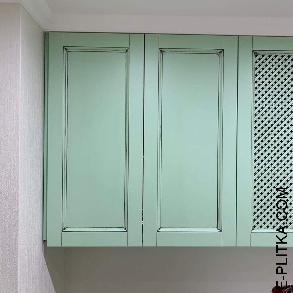 Кухня мятного оттенка в классическом стиле