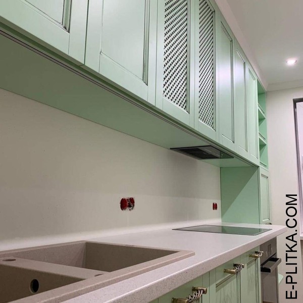 Кухня мятного оттенка в классическом стиле