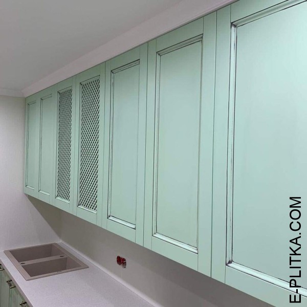 Кухня мятного оттенка в классическом стиле