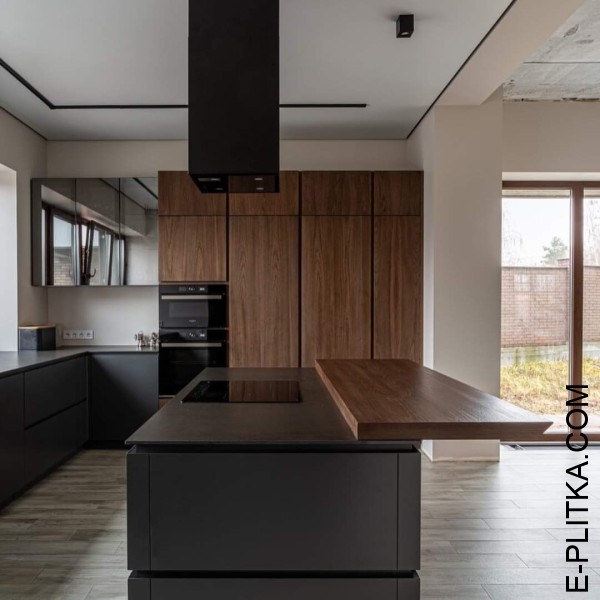 Острівна кухня темно-сіра з деревом у заміському будинку