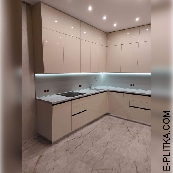 Кухня акрил Niemann у білому глянці з чорною профільною ручкою