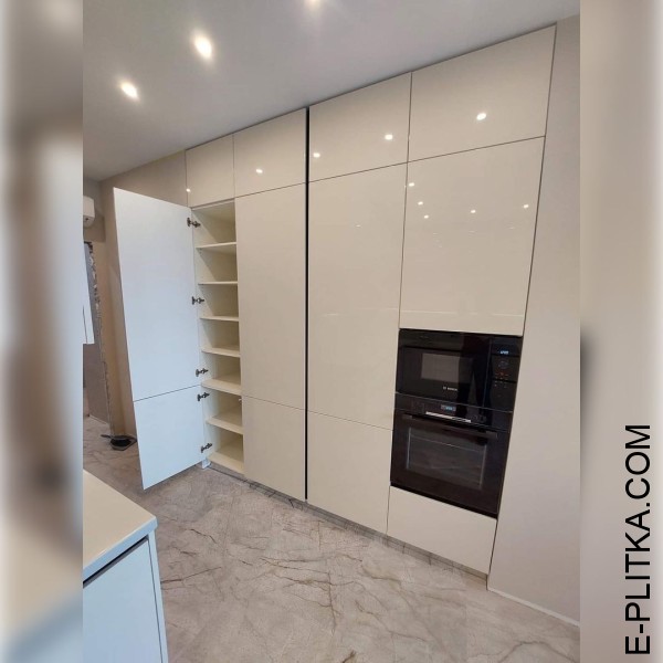 Кухня акрил Niemann у білому глянці з чорною профільною ручкою