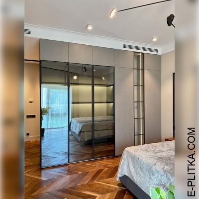 Орна шафа зі скляними дверцятами в спальню