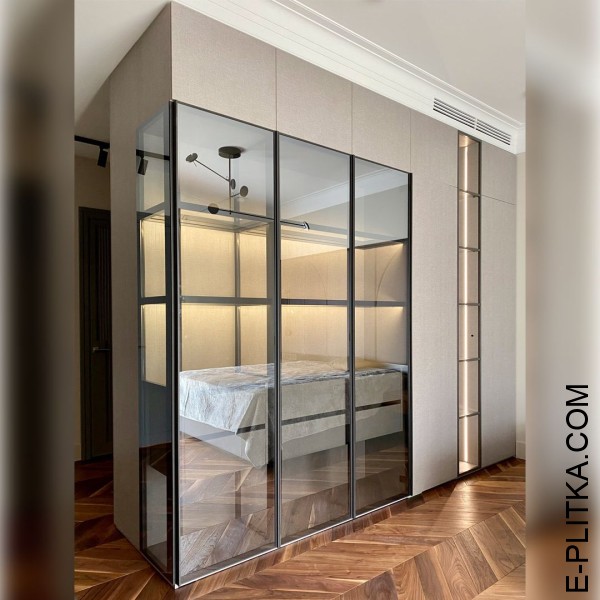 Орна шафа зі скляними дверцятами в спальню