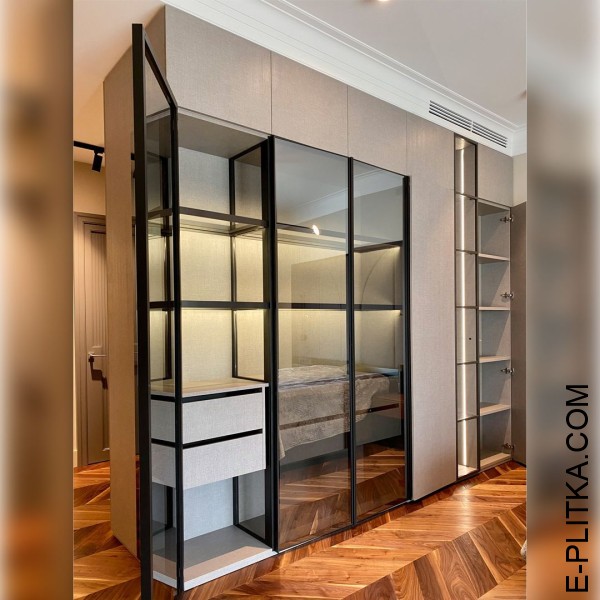 Изготавливаем шкафы в Киеве под заказ любых размеров и по индивидуальному дизайн-проекту. Современная модель шкафа с распашными дверями из стекла в черной рамочной обшивке. ЗВОНИТЕ ☎️ (063) 641 35 65 ✔️ Выбирайте наше качество и красивый стиль! 
