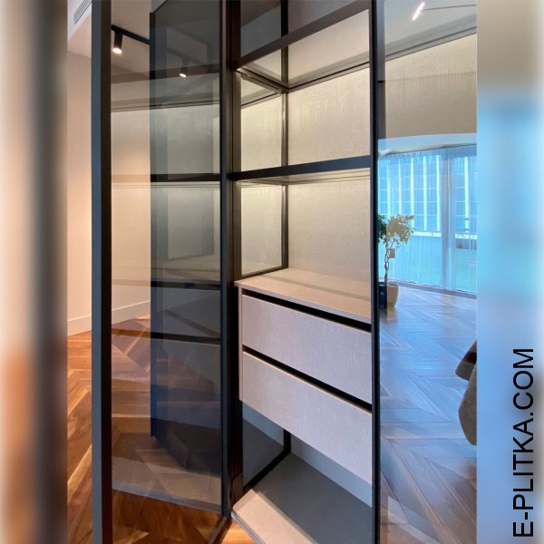 Орна шафа зі скляними дверцятами в спальню