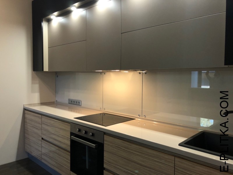 Сучасна кухня з кам'яною стільницею та фасадами Alvic!