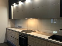 Современная кухня c каменной столешницей и фасадами Alvic!