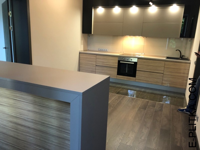 Сучасна кухня з кам'яною стільницею та фасадами Alvic!