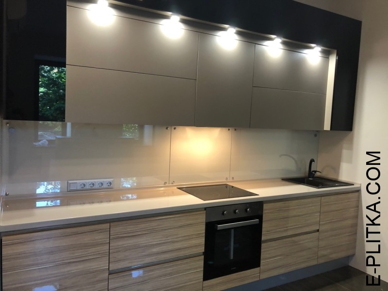 Сучасна кухня з кам'яною стільницею та фасадами Alvic!