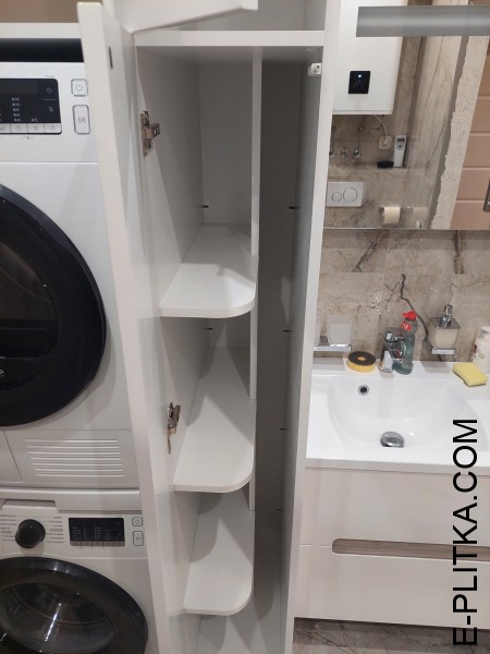 Стиральная машина спрятанная во встроенной мебели для ванной