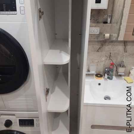 Стиральная машина спрятанная во встроенной мебели для ванной