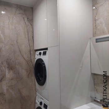 Пральна машина прихована у вбудованих меблях для ванної