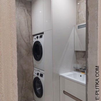 Пральна машина прихована у вбудованих меблях для ванної