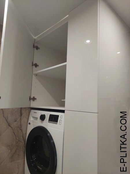 Стиральная машина спрятанная во встроенной мебели для ванной