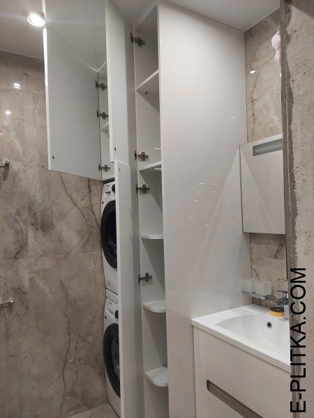 Стиральная машина спрятанная во встроенной мебели для ванной