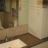 Столешница с мебелью и раковиной для ванной комнаты