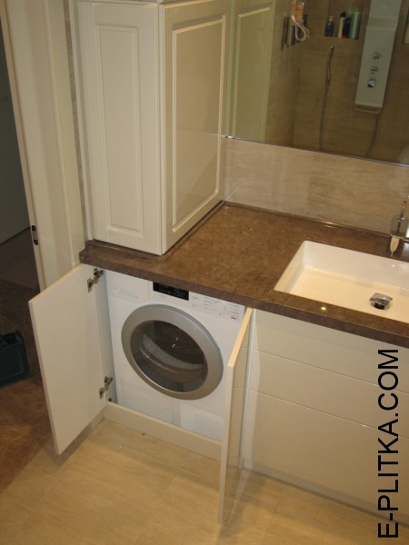 Столешница с мебелью и раковиной для ванной комнаты