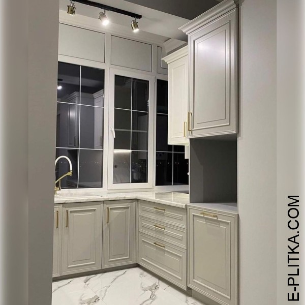 П-подібна кухня сірого кольору у стилі сучасна класика