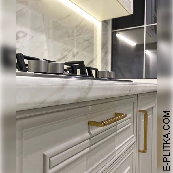 П-подібна кухня сірого кольору у стилі сучасна класика